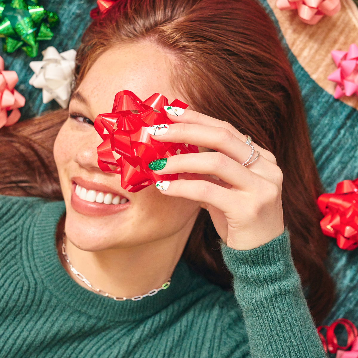 Impress Design Holiday No Glue Fake Press On Nails - Golden Carol | Design, Green & White, Short, Oval, Manicure